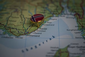 Arendal pinned on a map with the flag of Norway